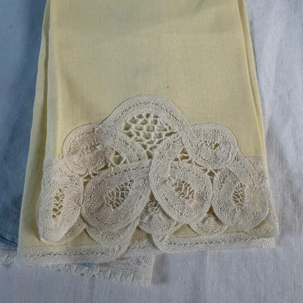 Vintage 1950s Linen Finger Towels Set of 3, Pastel Lace Border Guest Hand Towels
